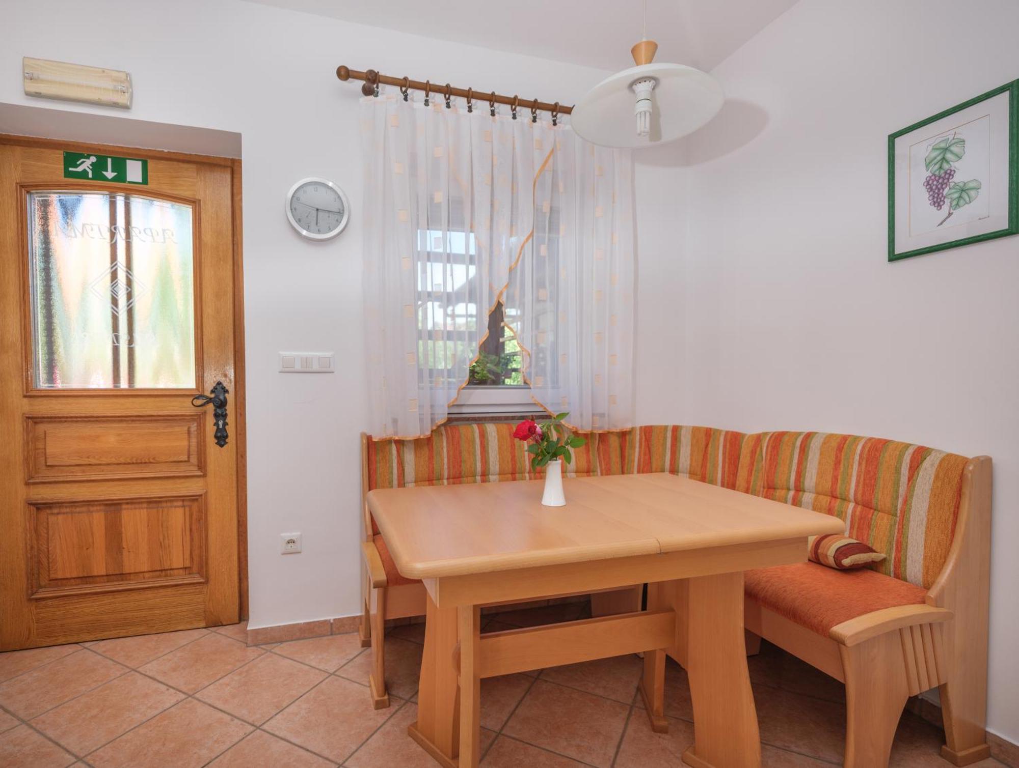 Apartments Suster Stari Trg ob Kolpi Ruang foto